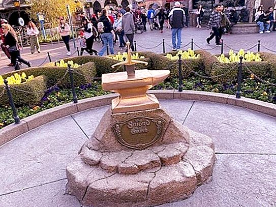 Disneylandin vierailija veti kuningas Arthurin miekan kivistä. Puiston hallinto ei arvostellut hänen "feat"