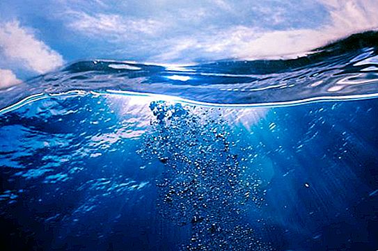 لماذا البحر أزرق: آراء وحقائق