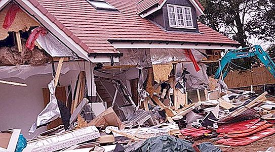 Al constructor no se le pagaron varios millones de libras, y decidió castigar a los delincuentes destruyendo 5 casas nuevas.