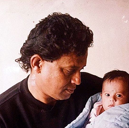 Disco dancer Mithun Chakraborty found the baby in a trash can. The girl grew up and became a real beauty