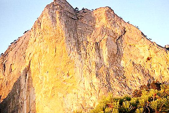 Rock Shaan-Kaya (Crimea) está esperando a los turistas que sueñan con descubrir algo nuevo