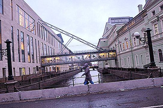 सेंट पीटर्सबर्ग में क्रुकोव नहर पर व्यापार पुल