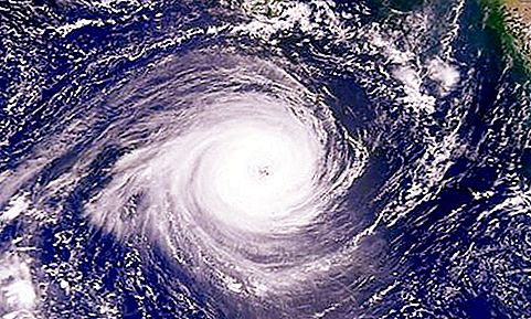 O que é um ciclone? Ciclone tropical no hemisfério sul. Ciclones e anticiclones - características e nomes