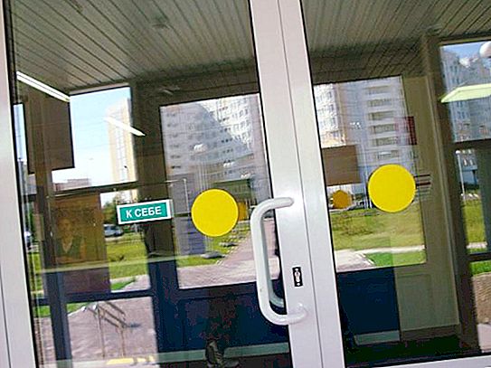 Círculos amarelos nas portas - bem-vindo a um ambiente acessível!