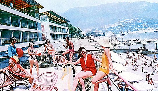 Dari kasut untuk pergi ke resort di luar negara: apa yang dilarang semasa USSR kepada warganegara kategori umur yang berbeza