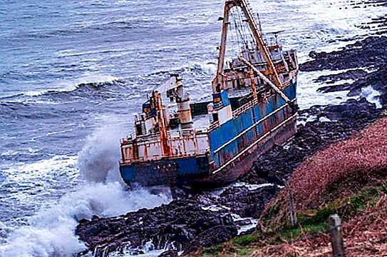 Después de un poderoso "Dennis" un barco fantasma clavado en la costa irlandesa