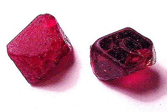 Noble spinel: varieties, description, properties of the mineral, practical value