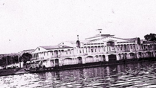 Волгоградският дебаркадер е плаващ пристан на Денежното езеро. Изгаря по време на пожар
