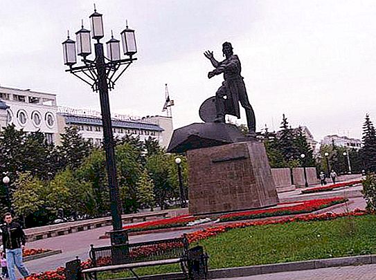 Monument aux pétroliers volontaires - un symbole de l'unité de l'avant et de l'arrière