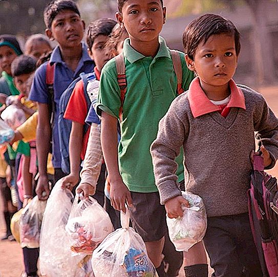 En skola i Indien tar emot plastavfall istället för undervisning och lär barn att återvinna det