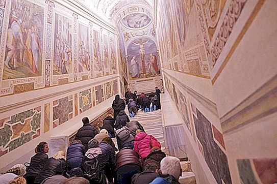 За първи път от 300 години дървено покритие е свалено от Светите стълби: под него реставраторите намериха „съкровищата“ на поклонника