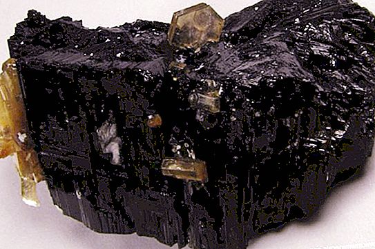 Turmalin ásvány: emberi expozíció, fotók, tulajdonságok és ár. Turmalinból készült termékek és díszek
