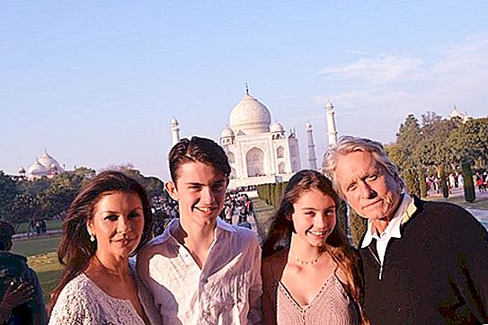 Catherine Zeta-Jones e Michael Douglas hanno mostrato le foto di una vacanza in famiglia in Zimbabwe e i fan hanno notato Photoshop
