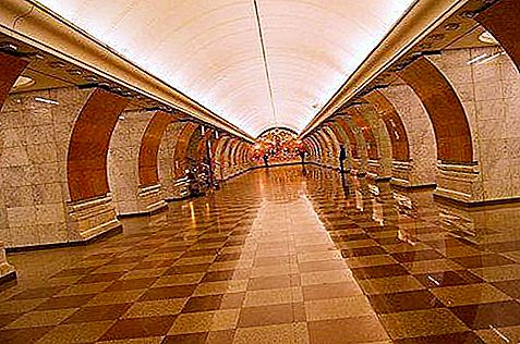 モスクワ：地下鉄パークポベディ駅とその周辺