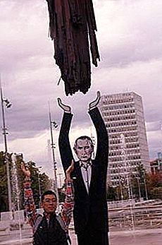 Emlékmű Putyinnak Genfben, mint a békeharcos számára