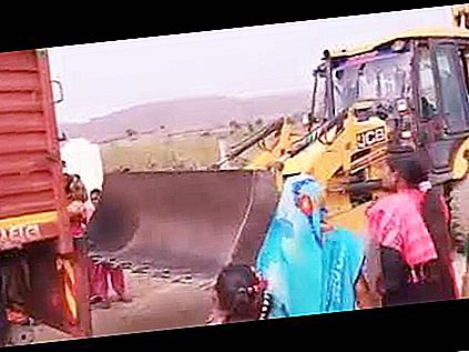 インド：トラックから地面に降りるためのエスカレーターとして女性が掘削機を使用（ビデオ）