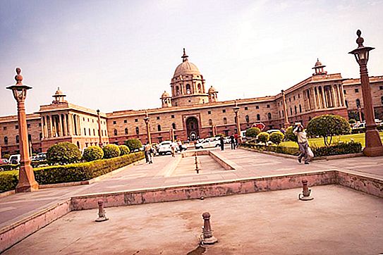 Government of India: Dannelse og makter, avdelinger