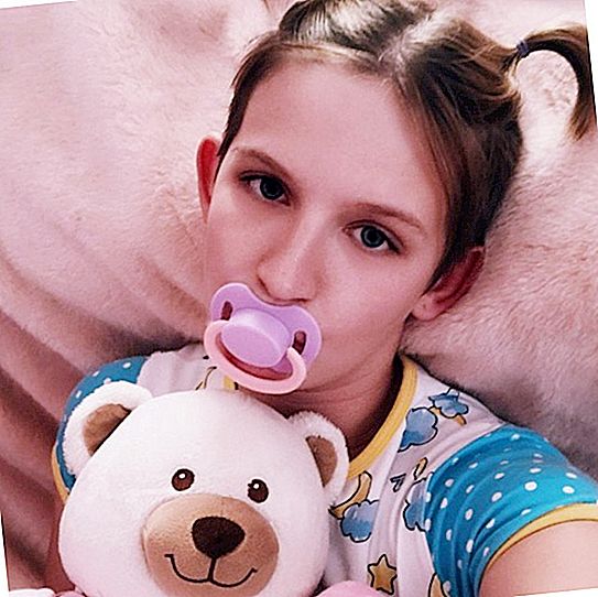 Vuxet barn eller liten vuxen: varför en 24-årig flicka bär blöjor, suger en napp och leker med dockor