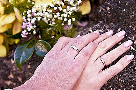Kodėl vestuvinis žiedas nešiojamas ant žiedo piršto: tradicija