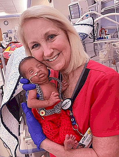 Sygeplejersken passede den nyfødte. Når man kiggede nøje på hende, indså barnets far at han havde set kvinden før