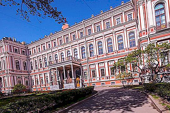 Nikolaja pils Sanktpēterburgā: apraksts. Nikolaja pils, Sanktpēterburga: ekskursijas, tūristu fotogrāfijas un atsauksmes