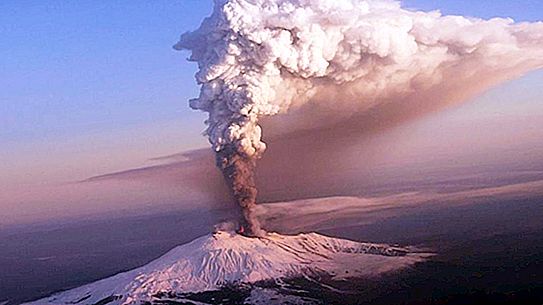 Etna Volcano: di mana ia, ketinggian, aktiviti, jenis gunung berapi