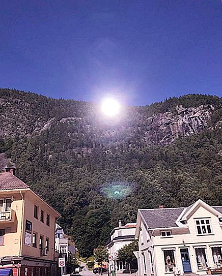 5 miesięcy bez słońca: norweskie władze miasta używają ogromnych luster do symulacji światła słonecznego