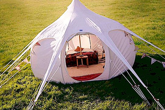 तम्बू बाहरी मनोरंजन और आश्रय के लिए एक कॉम्पैक्ट और हल्के डिजाइन है
