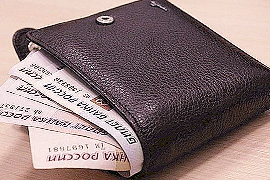 Eine Frau verlor eine Brieftasche in einem Kleinbus mit zwei Gehältern und Bankkarten. Aber eine Überraschung erwartete sie