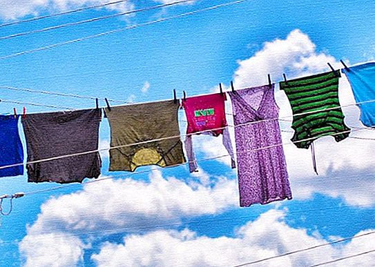 Ką daryti, jei suknelė atsisėdo po skalbimo: audinio rūšis, skalbimo temperatūros pažeidimas, audinio ištempimo ir suknelės dydžio grąžinimo būdai ir būdai