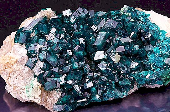 Dioptase (esmeralda de cobre, achirita, ashirita): propriedades minerais, descrição de cores, aplicação