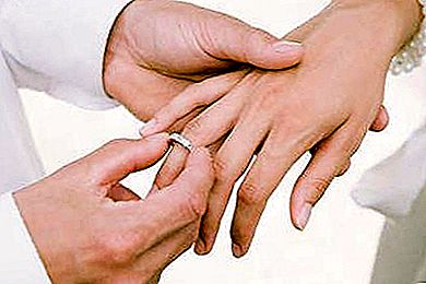 Bague de fiançailles - sur quelle main la portent-ils?