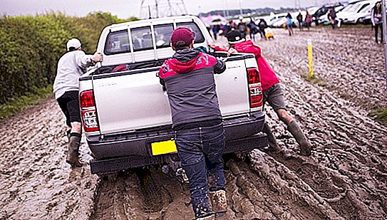 Làm thế nào để đưa xe ra khỏi bùn: kêu gọi sự giúp đỡ, các thiết bị cần thiết, sử dụng vật liệu, phương pháp, khuyến nghị và lời khuyên từ chủ xe