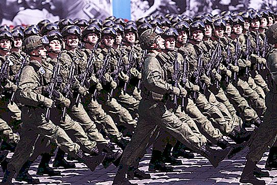 ¿Cuántas personas hay en la compañía en los ejércitos ruso y occidental?