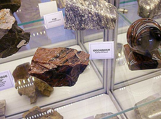 Expositie van stenen in het edelsteenmuseum in Aloesjta