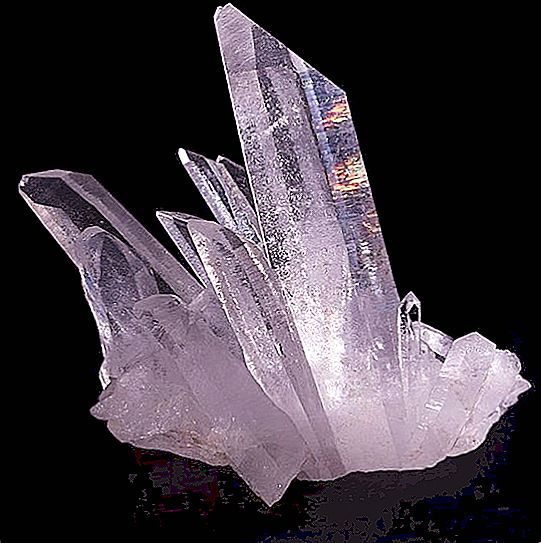 What is quartz and how is it formed?