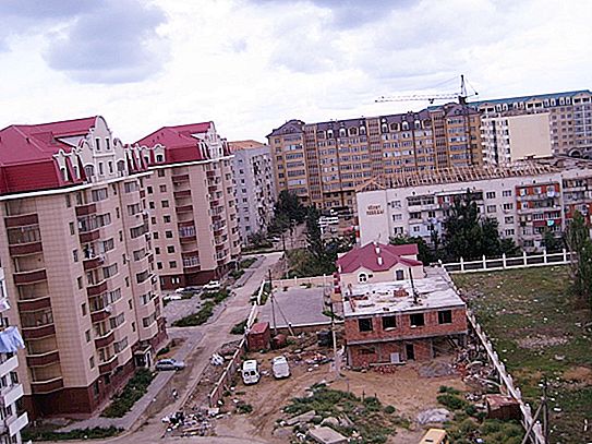 Kaspiysk: befolkning, historie og oprettelsesdato, placering, infrastruktur, virksomheder, seværdigheder, anmeldelser af beboere og gæster i byen