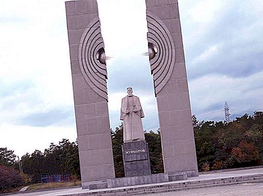 Počas svojho pôsobenia si I. V. Kurchatov pamätník vytvoril sám počas svojho života. A ako si potomkovia uchovávajú spomienky na veľkých vedcov?