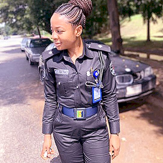 Fotos de la policía nigeriana Faith Jacob publicadas en Twitter después de hacerse populares en la Web