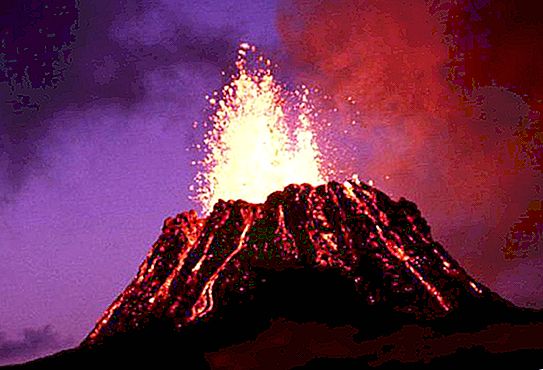 Uguns elpojošs un bīstams vulkāns Kilauea