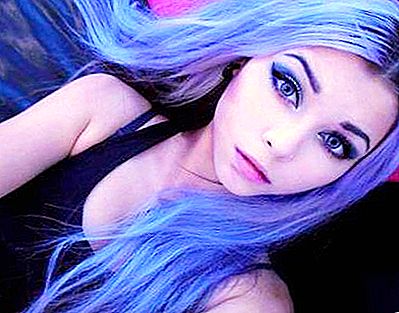 Dziewczyna o niebieskich włosach i niebieskich oczach.