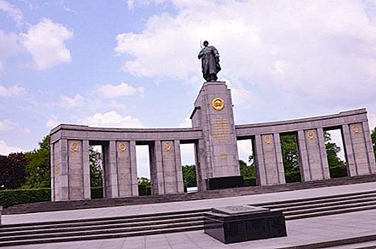 อนุสรณ์สถานทหารโซเวียตที่ถล่มใน Tiergarten (ภาพถ่าย)