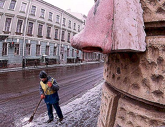 "Hidung Utama Kovalev" - tiga monumen, tiga cerita