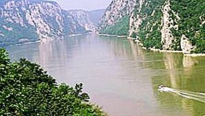 欧亚大陆最长的河流。 描述和规格