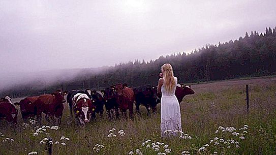 스웨덴의 백설 공주 : 한 여자가 노래를 사용하여 소와 야생 조류의 관심을 끌고 있습니다