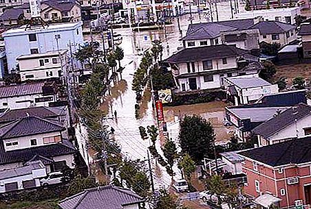 Inundação em larga escala no Japão, provocada por tufões graves