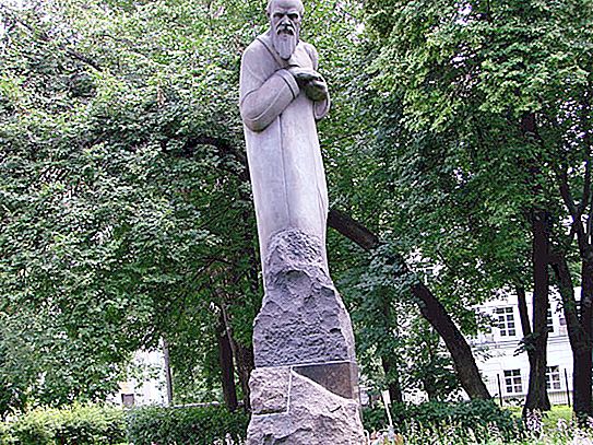 Monumentul lui Dostoievski la Biblioteca Lenin din Moscova