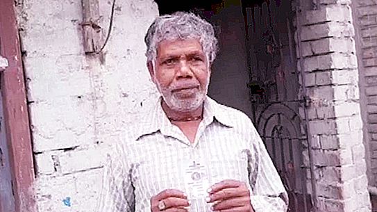 India: egy ember választási kártyát adott vissza javítás céljából és megkapta egy kutya fényképével