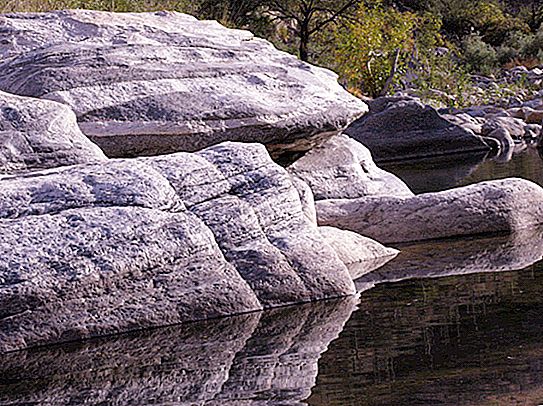 Gneiss rock: ett foto med en beskrivning, egenskaper, ursprung