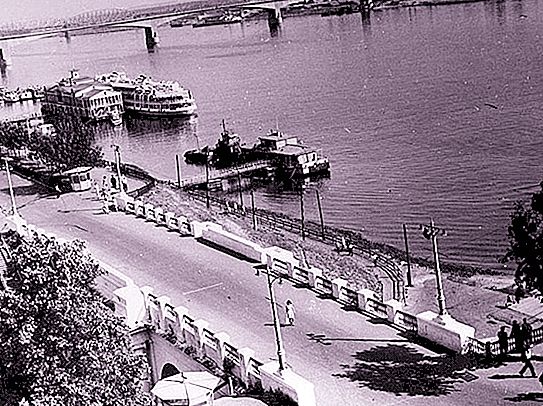 ヤロスラブリの10月の橋。 歴史から現在まで